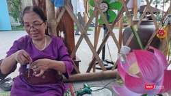 Nghệ nhân làng hoa giấy Thanh Tiên (Thừa Thiên Huế) trình diễn kỹ thuật làm hoa sen 