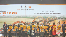 Ban Tổ chức Liên hoan phim châu Á Đà Nẵng lần thứ I tặng hoa Ban Giám khảo