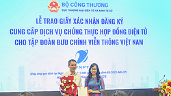 Bà Lê Hoàng Oanh – Cục trưởng Cục thương mại điện tử và Kinh tế số - trao giấy xác nhận đăng ký cung cấp dịch vụ chứng thực hợp đồng điện tử cho đại diện VNPT (ảnh VNPT)