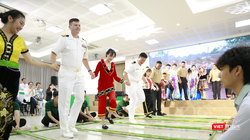 Thủy thủ đoàn tàu sân bay USS Ronald Reagan – Hải quân Hoa Kỳ tham gia múa sạp cùng sinh viên ĐH Đông Á (Đà Nẵng).