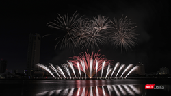 Màn pháo hoa của đội đến từ Ý trong đêm chung kết lễ hội pháo hoa quốc tế Đà Nẵng 2023.