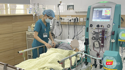 Bác sĩ Trung tâm Chống độc - Bệnh viện Bạch Mai chăm sóc bệnh nhân bị ngộ độc