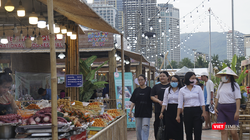 Du khách trải nghiệm lễ hội Ẩm thực Đà Nẵng.