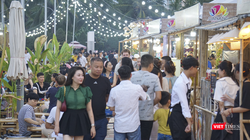 Du khách tham dự lễ hội ẩm thực quốc tế Đà Nẵng 2023
