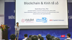 GS.David (Đức) Trần – Đại học Massachusetts (Mỹ) trình bày bài giảng mang chủ đề "Blockchain và kinh tế số"