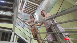 Xóm chạy thận chật chội, nóng bức trong bốn bức tường tạm bợ quây bằng tôn, sắt.