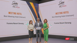 Đại diện Northstar Meetings Group trao giải “M&C Asia Stella Awards 2023” cho khu nghỉ dưỡng Furama Resort Đà Nẵng.