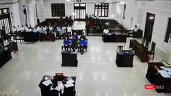 Quang cảnh phiên xét xử sơ thẩm đối với cựu Giám đốc CDC Đà Nẵng cùng các thuộc cấp về tội "tham ô tài sản" (ảnh chụp từ màn hình camera)