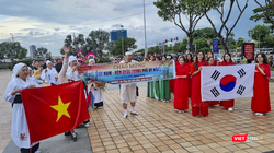 Các nghệ sĩ Việt Nam và Hàn Quốc biểu diễn nghệ thuật đường phố trong khuôn khổ Lễ hội Việt Nam - Hàn Quốc TP Đà Nẵng năm 2023