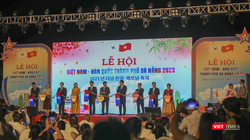 Các đại biểu thực hiện nghi thức thắp đèn trung thu, chính thức khai mạc lễ hội Việt Nam - Hàn Quốc tại TP Đà Nẵng năm 2023.