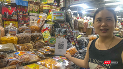 Chị Lài - Tiểu thương bán hàng thực phẩm khô tại chợ Hàn (Đà Nẵng) chia sẻ những ưu điểm của việc thanh toán không dùng tiền mặt