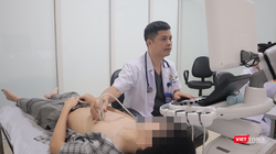 Bác sĩ đang thăm khám cho bệnh nhân