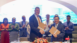 Ông Steven Wolstenholme – Chủ tịch kiêm Tổng giám đốc điều hành Hoiana và ông Lương Minh Sâm - Chủ tịch Hội đồng trường ĐH Đông Á tại buổi ký kết.