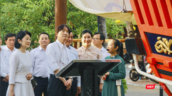 Hoàng Thái tử Nhật Bản Akishino và Công nương Kiko bên mô hình thuyền Châu Ấn được trưng bày tại phố cổ Hội An (ảnh Truong Ngo)