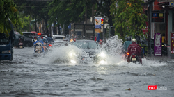 Đường Núi Thành đoạn gần ngã tư Duy Tân ngập sâu trong nước