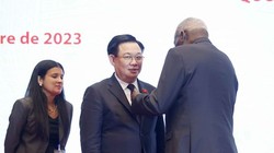 Chủ tịch Quốc hội Cuba Esteban Lazo Hernandez trao Huân chương Carlos Manuel de Cesesspespeedes tặng Chủ tịch Quốc hội Vương Đình Huệ. (Ảnh: Doãn Tấn/TTXVN)