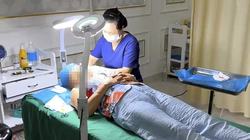 Thẩm mỹ viện Kangzin cho lao công làm phẫu thuật căng da mặt cho khách hàng (ảnh Đình Dũng)