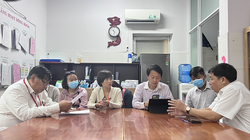 Tổ công tác Sở Y tế làm việc tại Bệnh viện Lê Văn Thịnh về trường hợp tử vong và các trường hợp còn lại đang điều trị tại bệnh viện do ngộ độc thực phẩm sau khi dự tiệc trung thu xảy ra tại chung cư Palm Heights