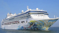 Tàu du lịch biển quốc tế Resorts World One (quốc tịch Bahamas) tại cảng Tiên Sa (Đà Nẵng)