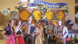 Thực khách chụp ảnh lưu niệm cùng ban nhạc O’zapft nổi tiếng đến từ Đức và Áo