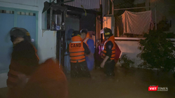 Lực lượng công an cứu hộ, di dời người dân vùng trũng thấp, ngập lụt đến nơi an toàn