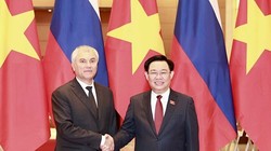 Chủ tịch Quốc hội Vương Đình Huệ đón Chủ tịch Duma Quốc gia Quốc hội Liên bang Nga Vyacheslav Viktorovich Volodin. (Ảnh: Doãn Tấn/TTXVN)