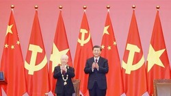 Tổng Bí thư, Chủ tịch Trung Quốc Tập Cận Bình chủ trì Lễ trao Huân chương Hữu nghị của nước Cộng hòa Nhân dân Trung Hoa tặng Tổng Bí thư Nguyễn Phú Trọng tối 31/10/2022, tại Đại Lễ đường Nhân dân ở Thủ đô Bắc Kinh. (Ảnh: Trí Dũng/TTXVN)