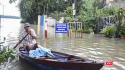 Đến 17/10, nhiều khu ở TP Tam Kỳ và huyện Phú Ninh (tỉnh Quảng Nam) vẫn bị ngập sâu trong nước, giao thông bị chia cắt