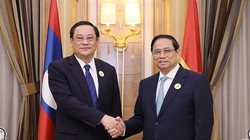 Thủ tướng Phạm Minh Chính gặp Thủ tướng Lào Sonexay Siphandone. (Ảnh: Dương Giang/TTXVN)