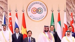 Thủ tướng, Thái tử Saudi Arabia Mohammad bin Salman đón Thủ tướng Phạm Minh Chính và các trưởng đoàn. (Ảnh: Dương Giang/TTXVN)