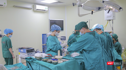 Các bác sĩ Bệnh viện đa khoa Đức Giang phẫu thuật thành công khối u phổi nặng 3kg ra khỏi lồng ngực bà cụ 71 tuổi