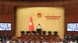 Các đại biểu Quốc hội nghe báo cáo về tình hình kinh tế-xã hội. (Ảnh: Phạm Kiên/TTXVN)