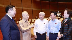 Tổng Bí thư Nguyễn Phú Trọng, Chủ tịch Quốc hội Vương Đình Huệ trao đổi với các đại biểu. (Ảnh: Doãn Tấn/TTXVN)