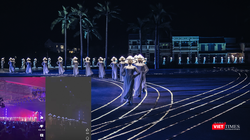 Hình ảnh những diễn viên mặc áo dài trắng, đầu đội nón đèn led bước ra với nhịp điệu bước đi, hai tay chắp phía sau lưng ở show diễn "Ký Ức Hội An" (ảnh lớn) và màn biên đạo tiết mục “Khúc da vàng” (ảnh nhỏ).