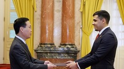 Chủ tịch nước Võ Văn Thưởng tiếp nhận Quốc thư của Đại sứ Venezuela Juan Carlos Fernandes Juarez. (Ảnh: Thống Nhất/TTXVN)