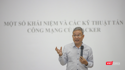 Ông Lê Tự Thanh - Phó Giám đốc Trung tâm Phát triển và Quản trị CNTT, Trường Đại học CNTT và Truyền thông Việt – Hàn tại buổi tập huấn