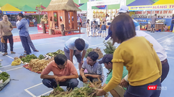 Cây dược liệu được bày bán tại chợ Sâm Ngọc Linh tỉnh Quảng Nam. (ảnh CTV)