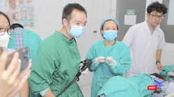 Ê kíp bác sĩ Bệnh viện đa khoa Đức Giang đang sử dụng kỹ thuật cắt tách dưới niêm mạc qua nội soi.