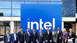 Đoàn công tác của TP Đà Nẵng do Bí thư Thành ủy Đà Nẵng Nguyễn Văn Quảng (thứ 6 từ phải sang) làm Trưởng đoàn chụp ảnh lưu niệm tại Tập đoàn Intel (Hoa Kỳ) (Ảnh danang.gov.vn)