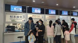 Cha mẹ đưa con đến gặp bác sĩ tại một bệnh viện ở Thượng Hải, Trung Quốc, ngày 14/11/2023. Ảnh: Future Publishing/Getty Images.