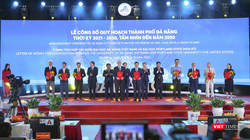 Lãnh đạo TP Đà Nẵng trao giấy chứng nhận đầu tư cho các doanh nghiệp tại lễ công bố Quy hoạch TP Đà Nẵng thời kỳ 2021-2030, tầm nhìn 2050.