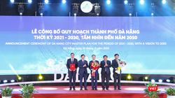 Phó Thủ tướng Chính phủ Trần Hồng Hà (thứ hai từ trái qua) và Bộ trưởng Bộ KH&ĐT Nguyễn Chí Dũng (thứ hai từ phải qua) trao quyết định phê duyệt của Chính phủ Quy hoạch TP Đà Nẵng thời kỳ 2021 - 2030, tầm nhìn đến năm 2050 của Chính phủ cho lãnh đạo TP Đà Nẵng