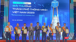 Ông Lê Quang Nam - Phó Chủ tịch UBND TP Đà Nẵng (thứ 4 từ phải sang) đại diện cho TP Đà Nẵng nhận Giải thưởng TP thông minh Việt Nam 2023