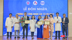 Đại diện Văn Phòng Công nhận năng lực đánh giá sự phù hợp về tiêu chuẩn chất lượng (AOSC) đã trao Chứng chỉ ISO 15189:2012 cho 3 khoa Sinh hóa, Huyết học - truyền máu, Vi sinh của Bệnh viện Đà Nẵng.