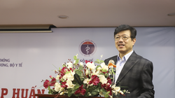 Nhà báo, Ths Vũ Mạnh Cường - Giám đốc Trung tâm Truyền thông - Giáo dục sức khoẻ Trung ương - phát biểu tại hội thảo (Ảnh Sở Y tế Lào Cai)