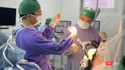 Các bác sĩ Bệnh viện hữu nghị Việt Đức đang phẫu thuật đặt điện cực kích thích não cho bệnh nhân mắc Parkinson