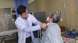 TS.BS Ngô Gia Khánh - Trưởng Khoa Phẫu thuật Lồng ngực và Mạch máu, Bệnh viện Bạch Mai thăm khám cho bệnh nhân sau phẫu thuật