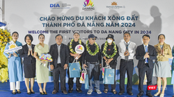 Lãnh đạo Sở Du lịch Đà Nẵng cùng Cảng Hàng không Quốc tế Đà Nẵng, Công ty CP đầu tư khai thác nhà ga quốc tế Đà Nẵng và các hãng hàng không tổ chức chào đón những du khách nội địa và quốc tế đến Đà Nẵng trong ngày đầu năm mới 2024