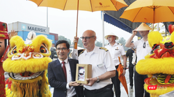 Lãnh đạo Sở Du lịch TP Đà Nẵng tặng quà lưu niệm cho thuyền trưởng tàu du lịch "xông đất" Đà Nẵng đầu năm 2024