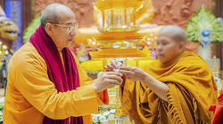 Đại đức Thích Trúc Thái Minh (trái) vừa bị Giáo hội họp áp dụng kỷ luật vì liên quan việc tổ chức trưng bày vật thể được cho là "xá-lợi tóc Đức Phật" cung thỉnh từ Myanmar về chùa Ba Vàng (Ảnh GNO)